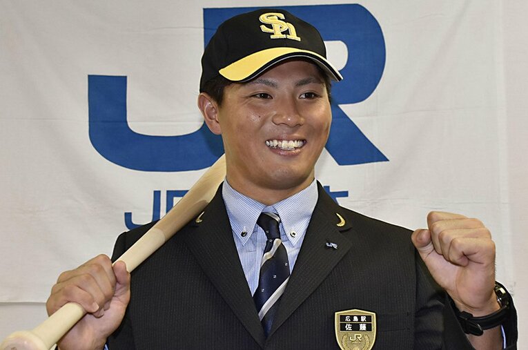 ソフトバンクから１位指名を受け、ポーズをとる佐藤直樹（昨年のドラフトで） ／ photograph by KYODO