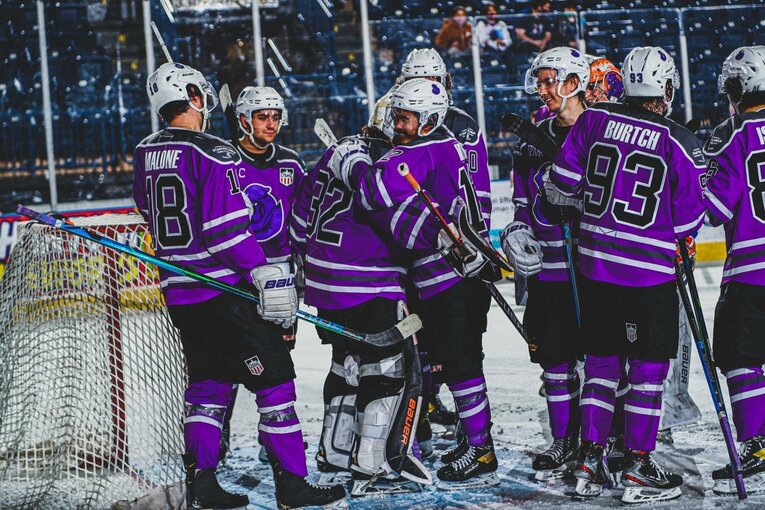 2シーズンにわたってファントムズでプレーした安藤（中央）