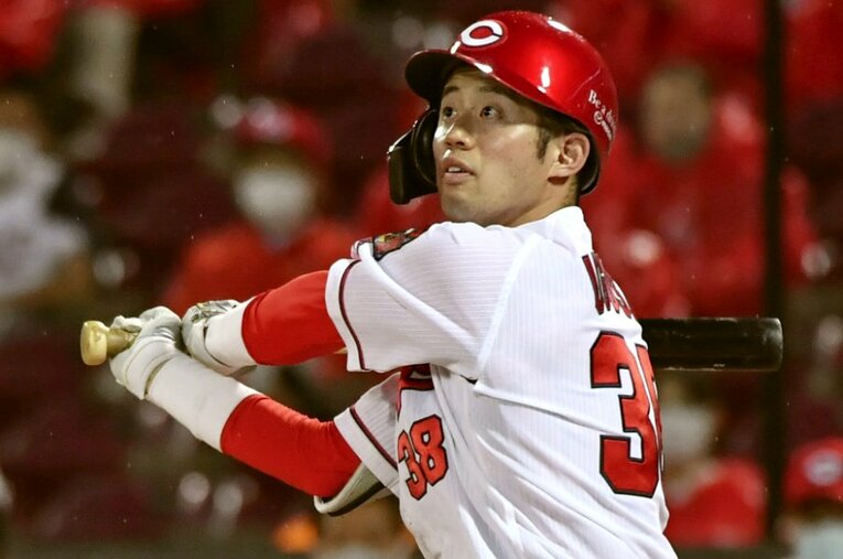 筆者が“ポスト誠也”の筆頭に挙げた宇草。昨季は43試合の出場ながら、打率.291、4本塁打と打撃面でアピールした  ／ photograph by KYODO