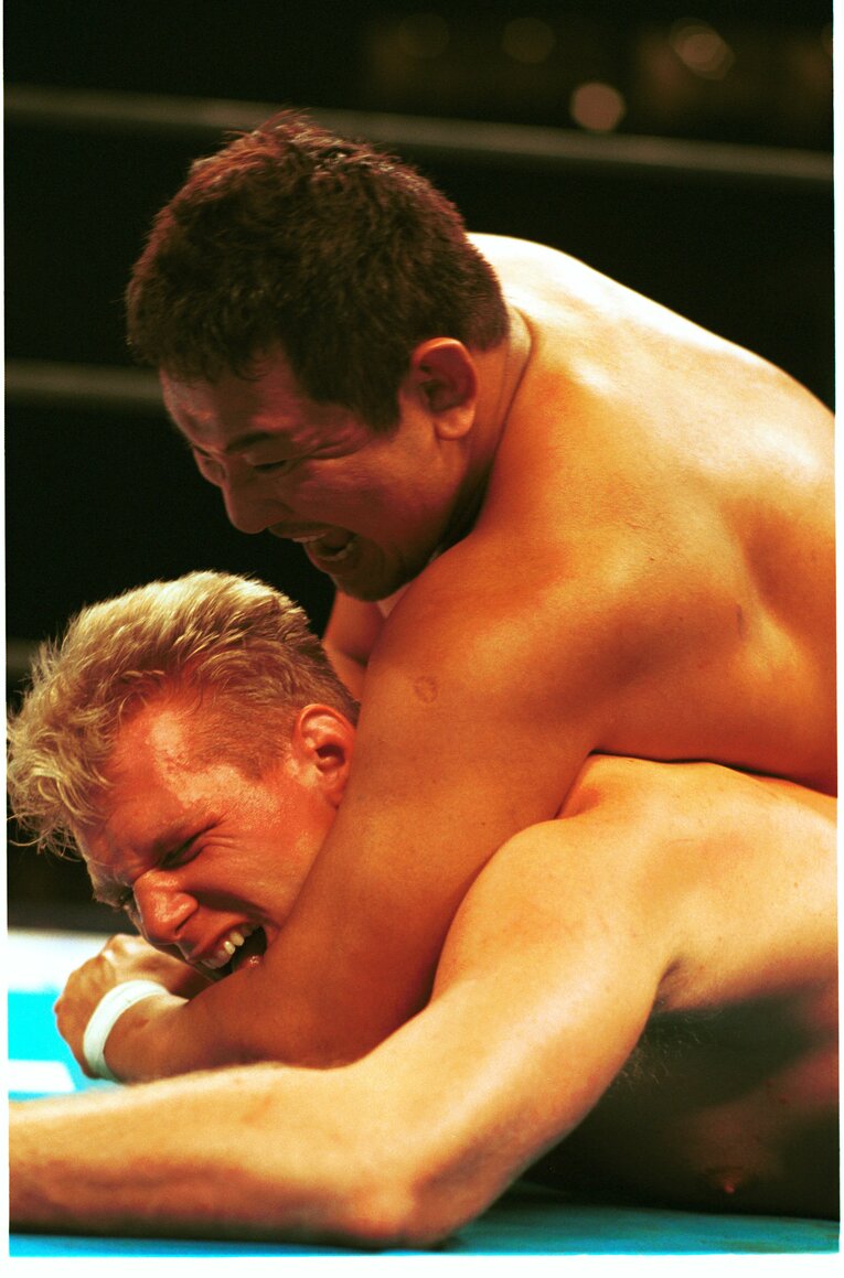 ジョシュ・バーネットとIWGP王座防衛戦を戦う永田裕志。2003年1月4日、東京ドーム