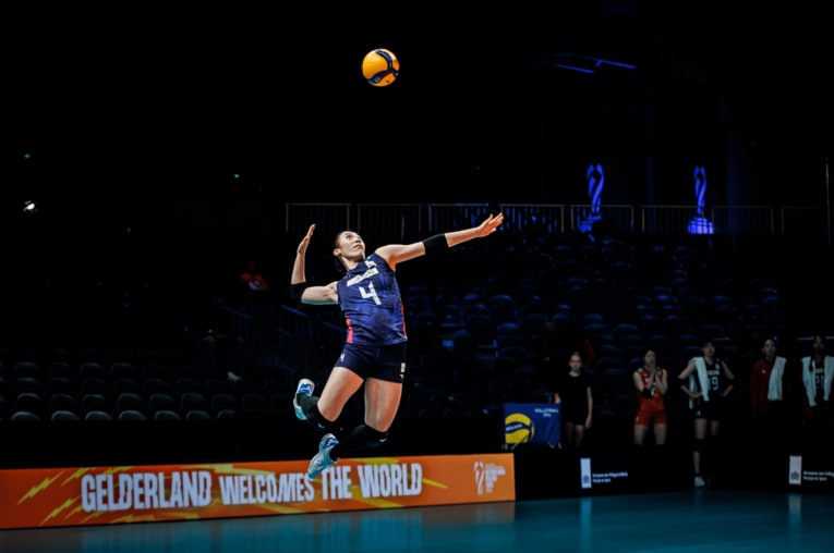 石川真佑の強烈なサーブ　©︎FIVB