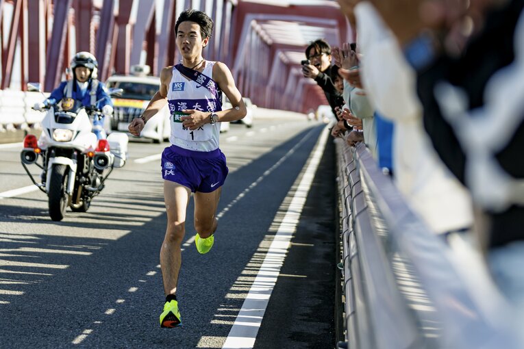 全日本駅伝、2区を走る駒澤大・桑田駿介（1年）　©Kiichi Matsumoto