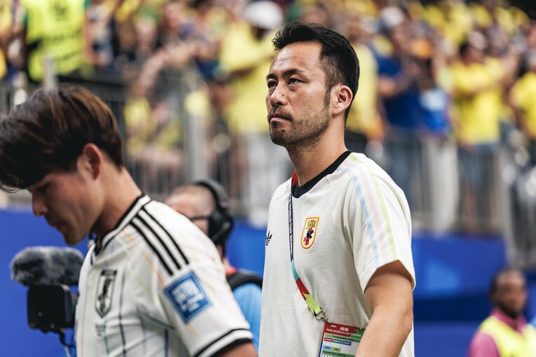 【テレビに映らなかったブラジル戦真相】試合後、涙、涙…ピッチに倒れ込む日本代表選手と励ます仲間たち。森保一監督の“痛恨の表情”も（写真は右に続きます）　©Kiichi Matsumoto/JMPA