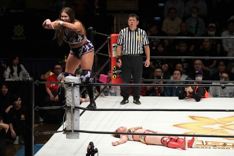 90キロ超の巨体でムーンサルトプレスを狙うボジラ　©Masashi Hara