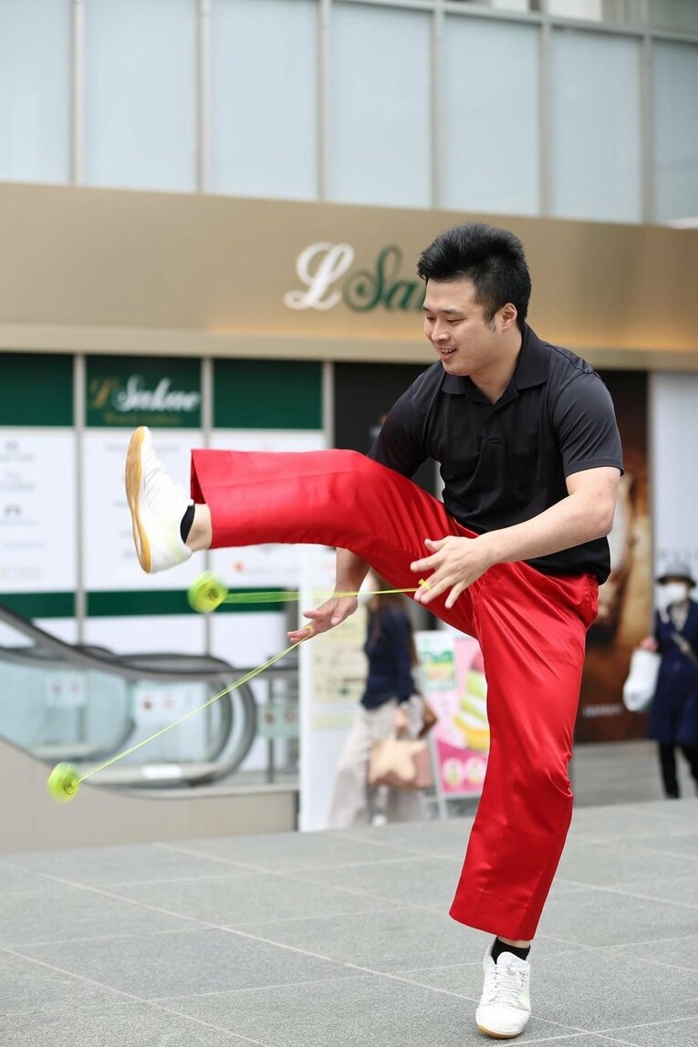 「体育館裏、彫刻刀で左腕を…」マイケルや金正恩に技を披露した大道芸人が壮絶イジメ体験を中高生に伝える理由《中3で渡米、17歳でW杯》(32)