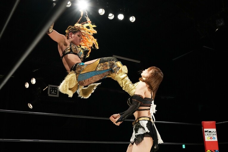 翔月なつみにドロップキックを浴びせるジュリア　©Essei Hara