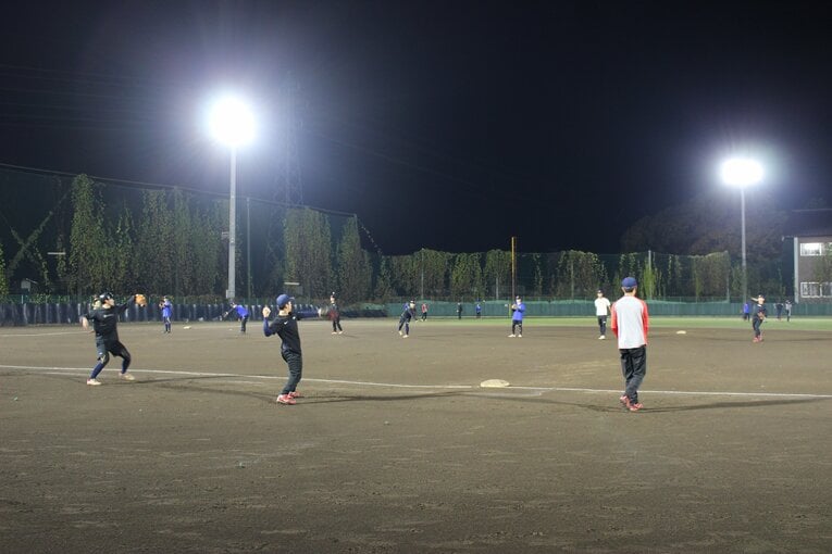 しっかりとしたナイター設備の中で練習する部員たち　©NumberWeb