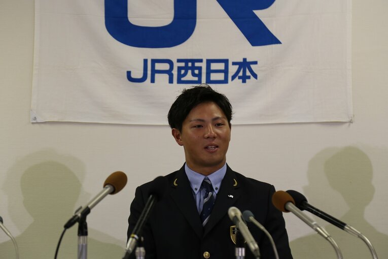 兵庫の報徳学園高を卒業し、JR西日本に入社した佐藤選手　©JR西日本