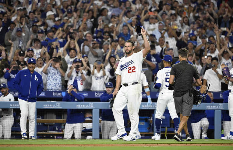 両軍ベンチ、観客も総立ちでカーショーの記録達成を祝福した　©Getty Images