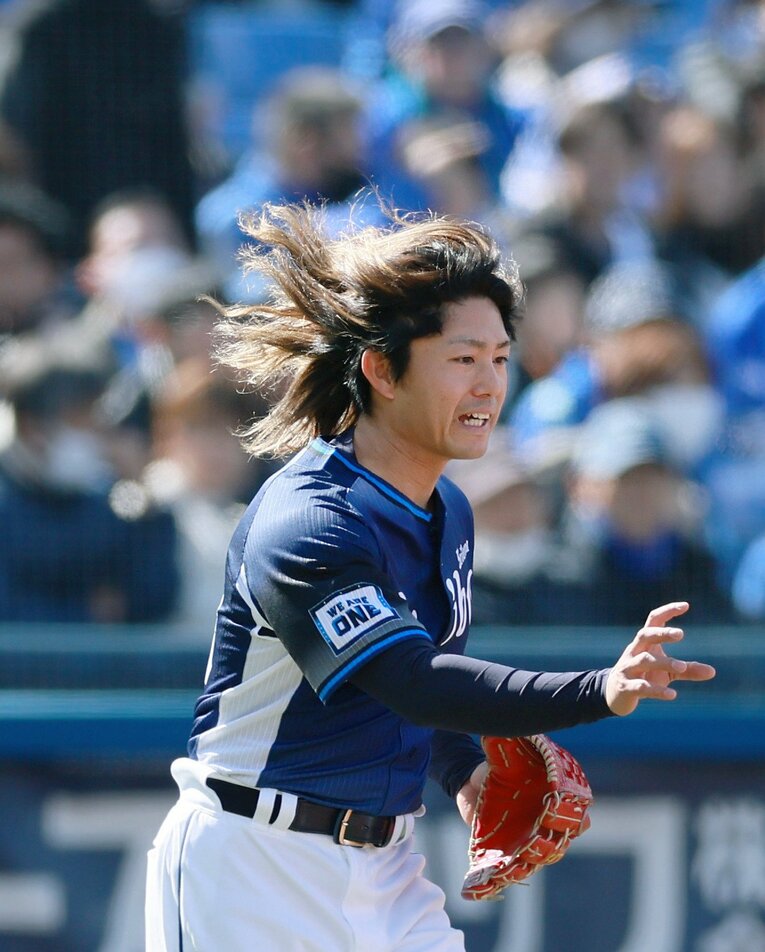 もともと髙橋光成といっしょに「ロン毛部」を結成していた今井。ロン毛がトレードマークだったが…（スクロールすると今の髪型ほか写真がご覧になれます）　©JIJI PRESS