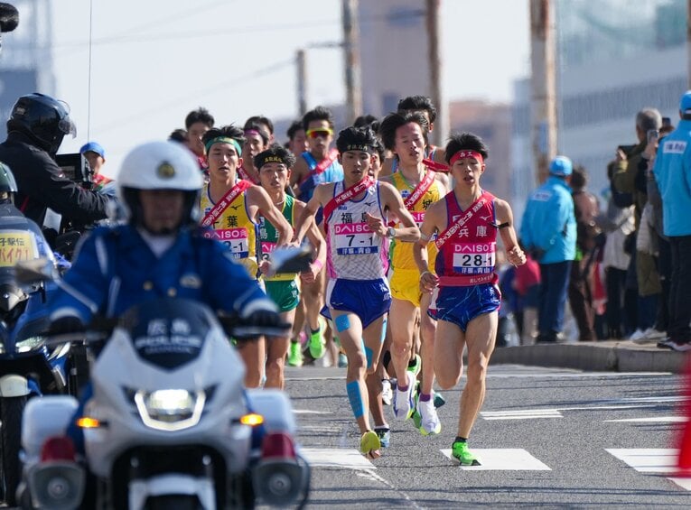 序盤から増子がハイペースでレースを引っ張る。鈴木は終始、その後ろに位置していた　©Satoshi Wada
