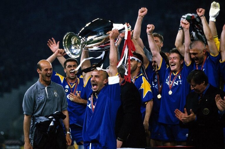 95-96シーズン、CL制覇したユベントス時代のビアッリ。デシャン（右から2人目）らと共闘してつかんだ欧州の頂点だった ／ photograph by Alessandro Sabattini/Getty Images