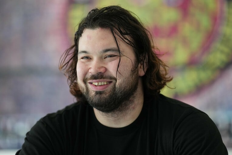 笑顔のウルフアロン　©Essei Hara