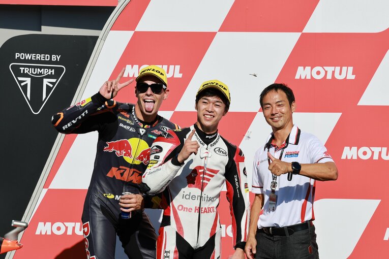 青山博一監督（右）も自身以来、16年ぶりの日本人選手の勝利を喜んだ　photograph by Satoshi Endo