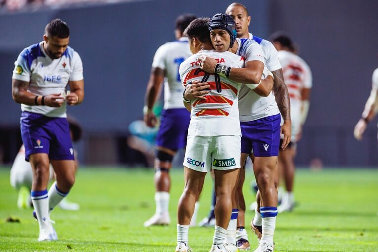 サモア代表SOリアリーファノと健闘を讃えあうSH齋藤直人　©︎Kiichi Matsumoto