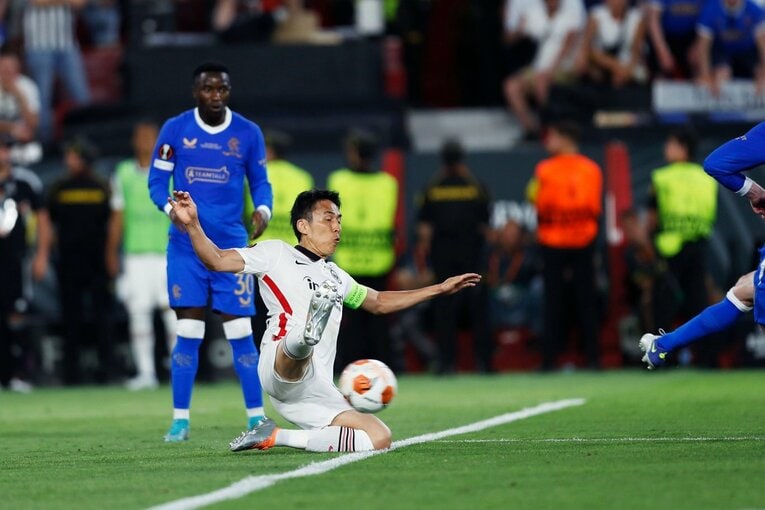 鎌田大地の号泣と“日の丸スパイク”に思い出す4年前の「カタールW杯には絶対出たいですよ」 長谷部誠とのEL優勝写真に“秘められた熱量”とは(33)