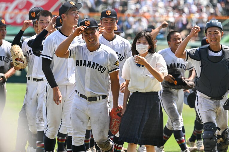 ベスト8進出を決め笑顔の高松商ナインと浅野翔吾　©Nanae Suzuki