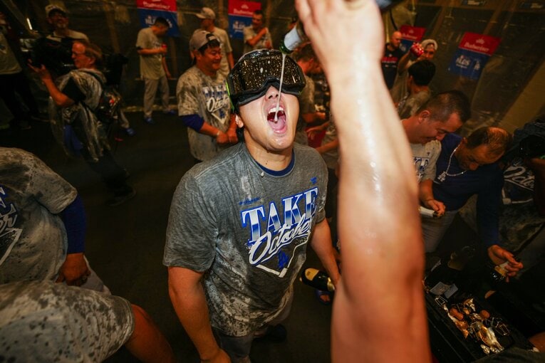 シャンパンファイトではしゃぐ大谷翔平（写真はまだまだ続きます）　©Daniel Shirey/Getty Images