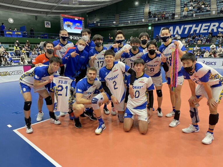 藤井のユニフォームと共に、今季リーグ20勝目を祝った東レのメンバー　©︎TORAY ARROWS