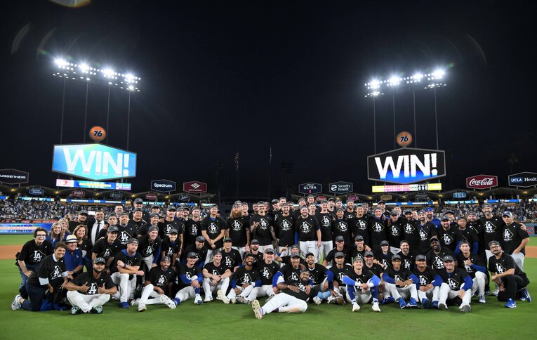 第4戦でフィリーズに勝って優勝決定シリーズ進出を決め、記念撮影するドジャースの選手たち　©JIJI PRESS