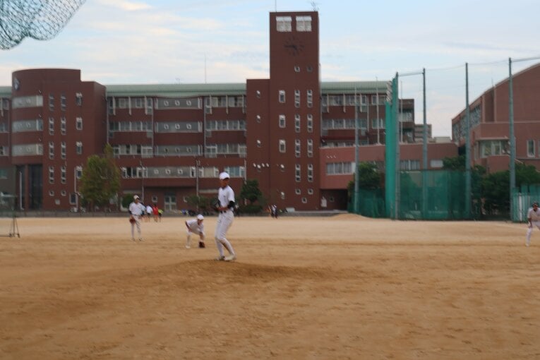 八尾高校のグラウンド。公立校らしく他の部との共同利用のため、変則的な形での利用だ　©Fumi Sawai