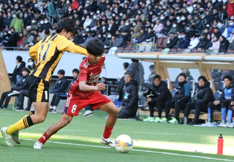 フットサル仕込みの独特なドリブルが武器　©︎Takahito Ando