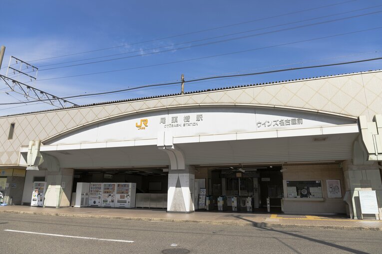 尾頭橋駅の駅舎。名古屋駅からは約5分で到着する