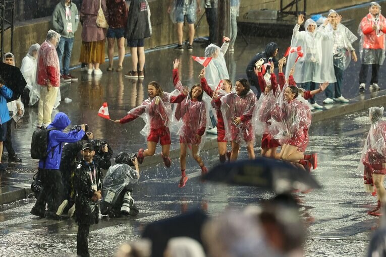 開会式で大はしゃぎのカナダ選手　©Tetsuya Higashikawa/JMPA