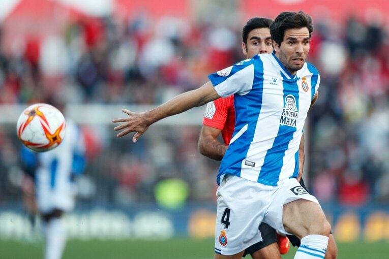 久保建英“オレが蹴る”FK弾→手荒い祝福に「い、痛いんですけど」 カメラマンが至近距離でとらえた一撃と、ファンから“感謝の大拍手”(16)