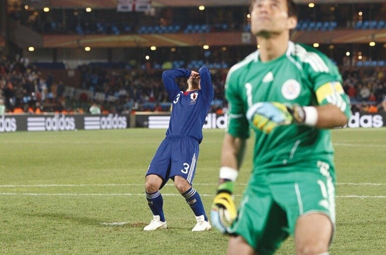 南アフリカW杯の決勝トーナメント1回戦・パラグアイとのPK戦で外してしまい頭を抱える駒野友一。当初は“戦犯”とされることもあったが、誰が日本を代表するキッカーを責められよう ／ photograph by Naoki Nakanishi / JMPA