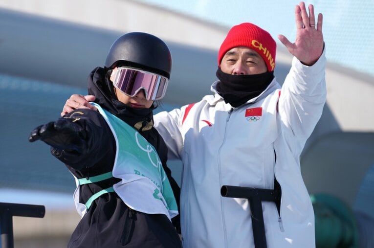 ビッグエアで金、スロープスタイルで銀という快挙を成し遂げた佐藤氏とシャオミン ／ photograph by KYODO