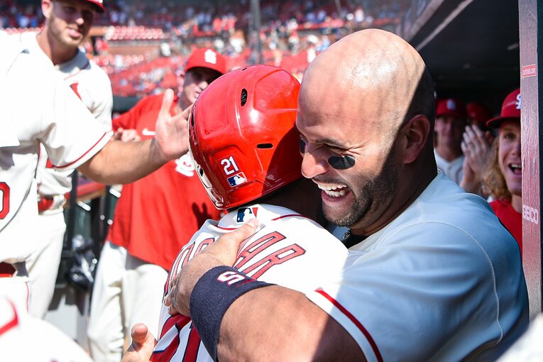 チームメイトからの熱いハグ　©Getty Images