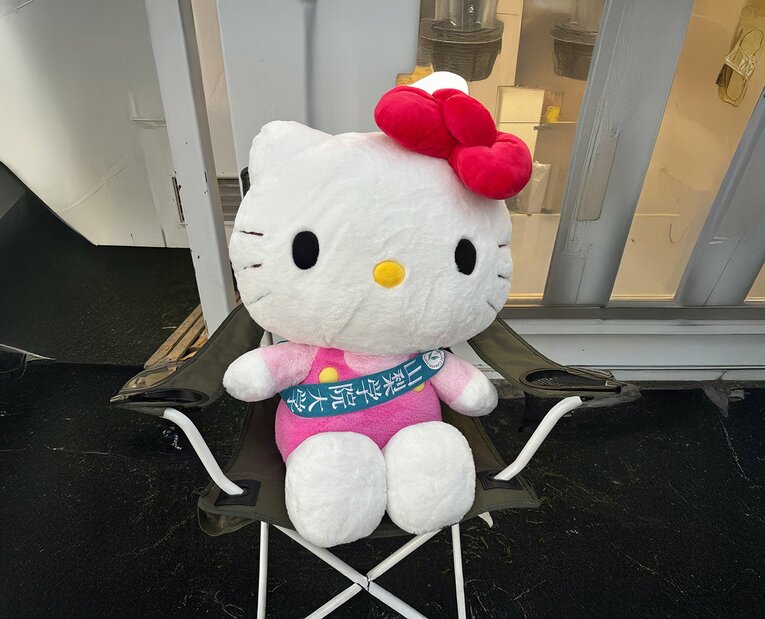 チームのマスコットとして監督イスから常に練習を見守るハローキティのぬいぐるみ（写真提供：山梨学院大学 陸上競技部）