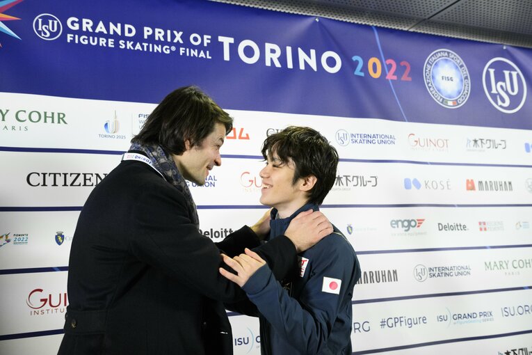 宇野の両肩に手をあて親しげに語りかけるランビエルコーチ　©︎Asami Enomoto