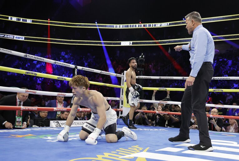 ラモン・カルデナスにダウンを喫する井上尚弥　©︎Getty Images