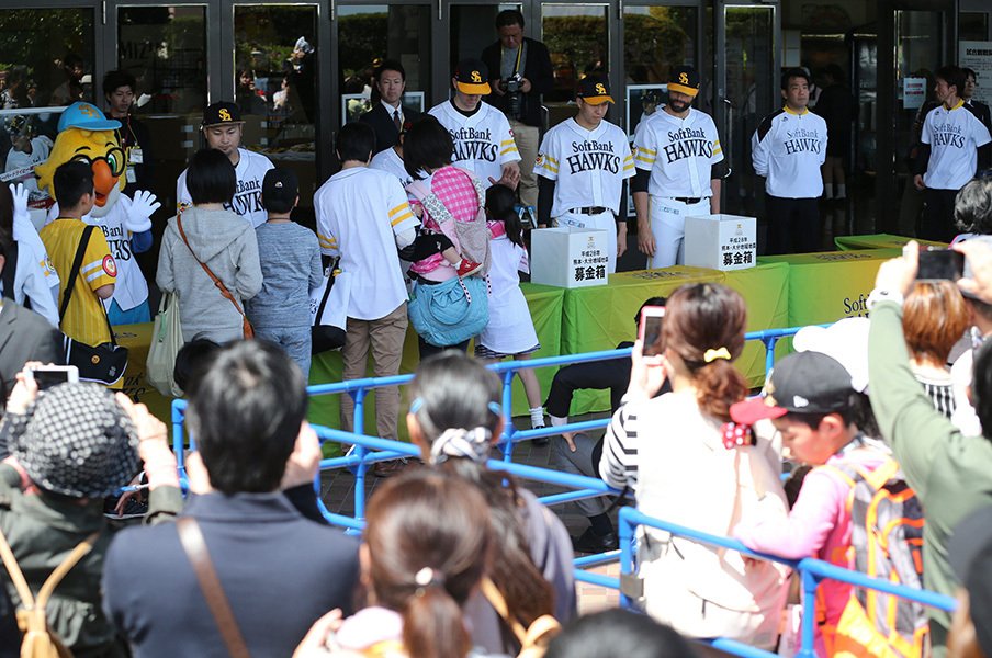 「九州に根ざした」球団として。ホークスと選手たちの震災支援。<Number Web> photograph by NIKKAN SPORTS