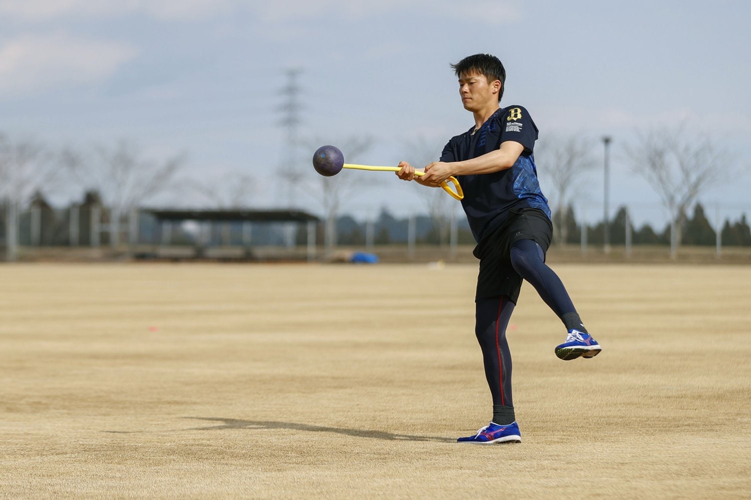 今季のキャンプ初日に3年前から取り組むハンマー投げのトレーニングを初公開し「やっとバレた」　©KYODO