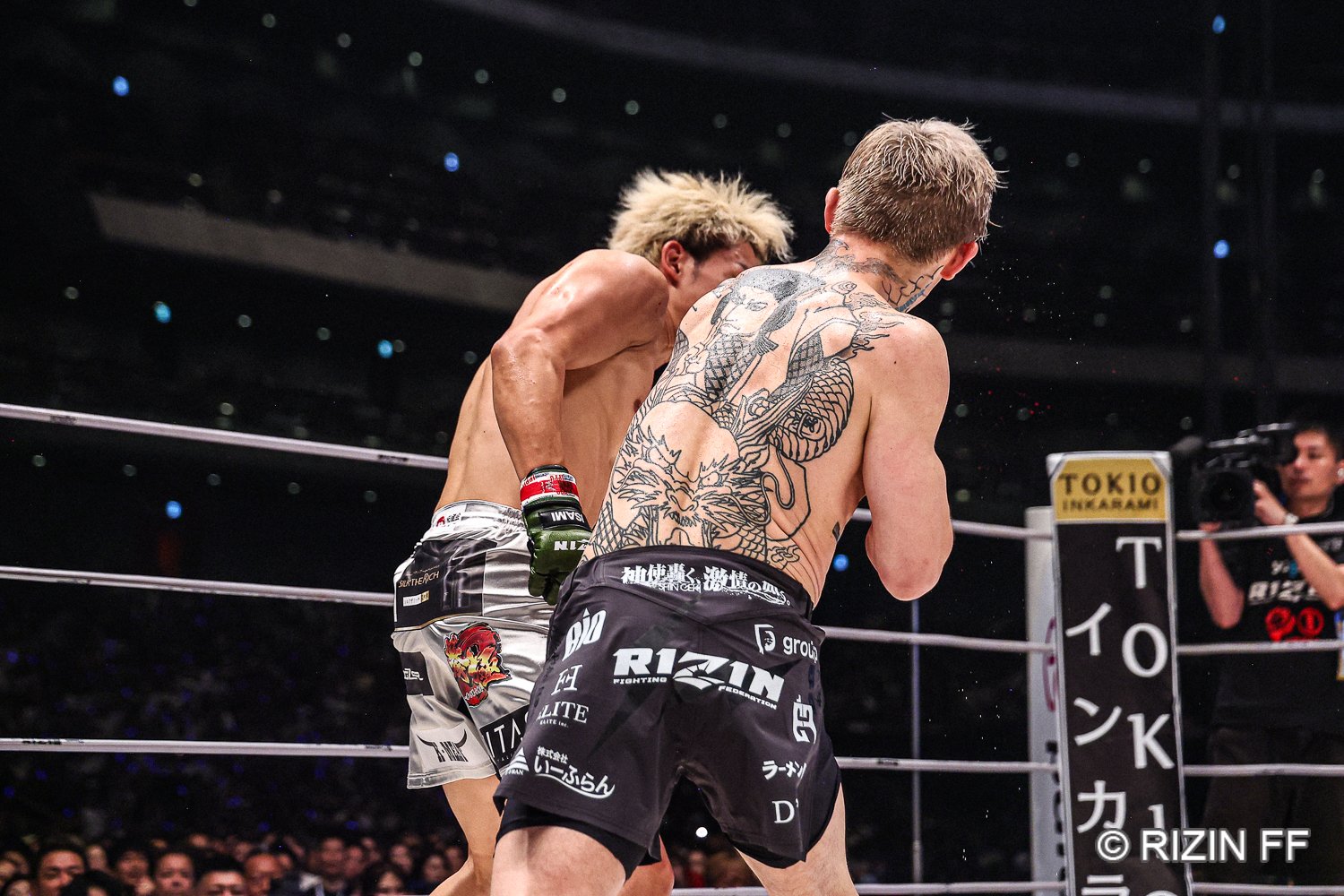 決定打となった平本蓮の左が朝倉の顔面を捉えた瞬間　©RIZIN FF