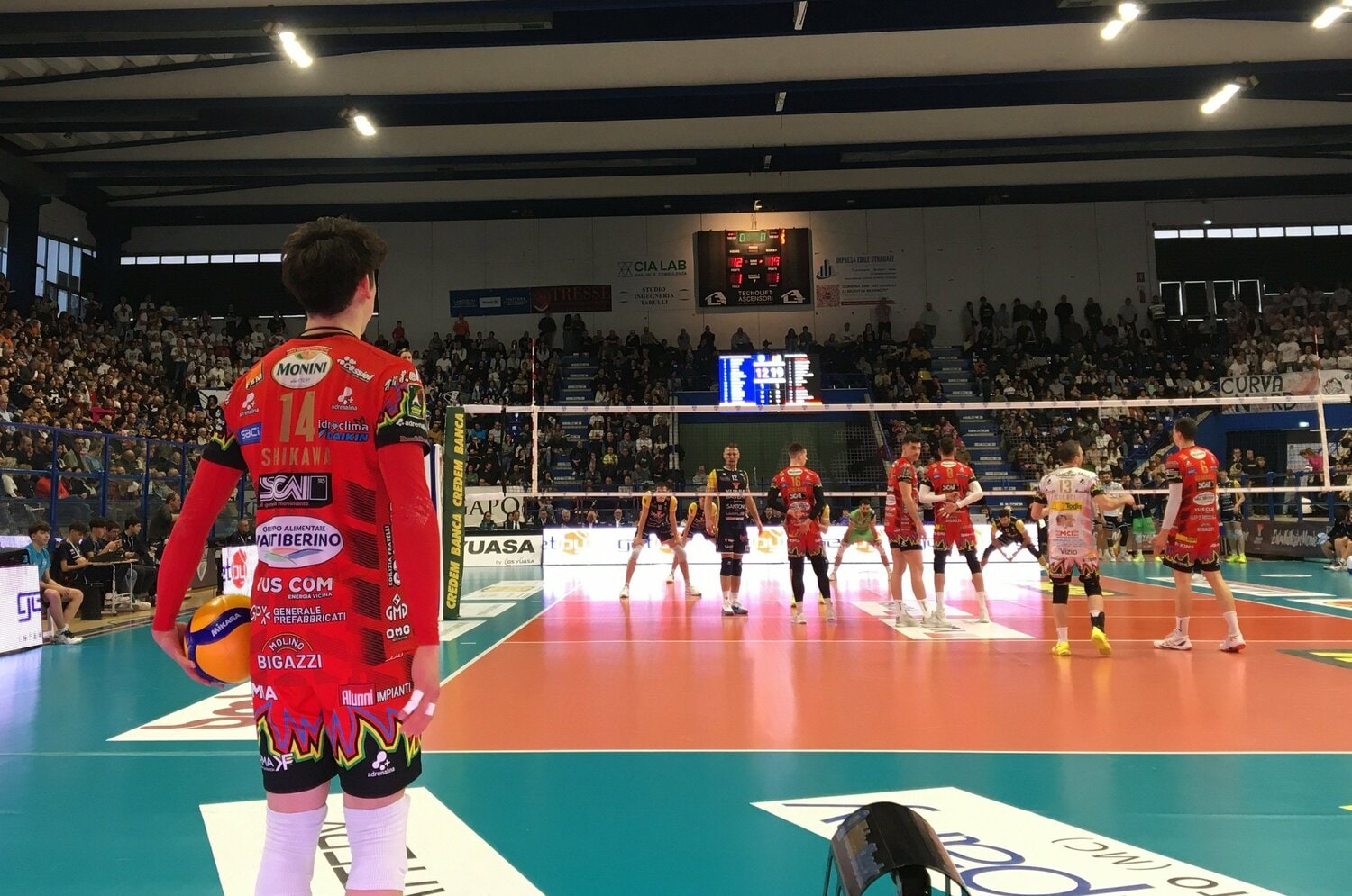 サーブのルーティンに入る石川祐希（筆者撮影）