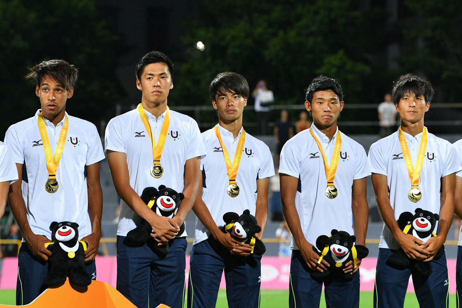 2017年、金メダルを獲得したユニバーシアード日本代表。流経大4年の守田(右から2番目)と筑波大2年の三笘薫(中央) ©AFLO