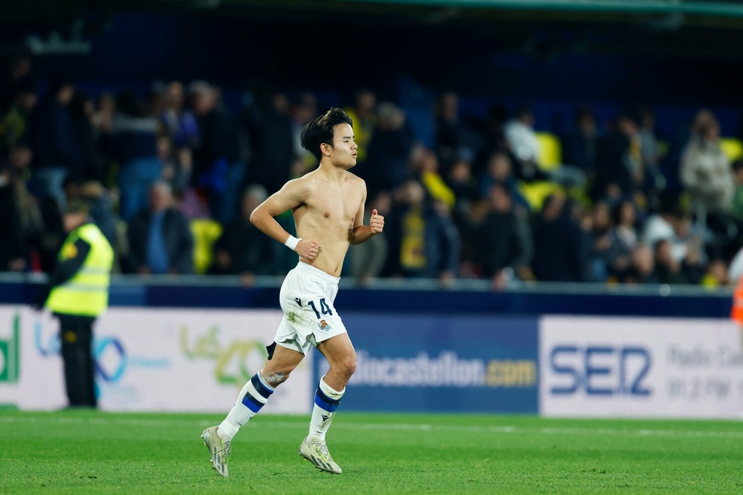 ユニフォームをプレゼントしたのち、そそくさとロッカールームへと向かう