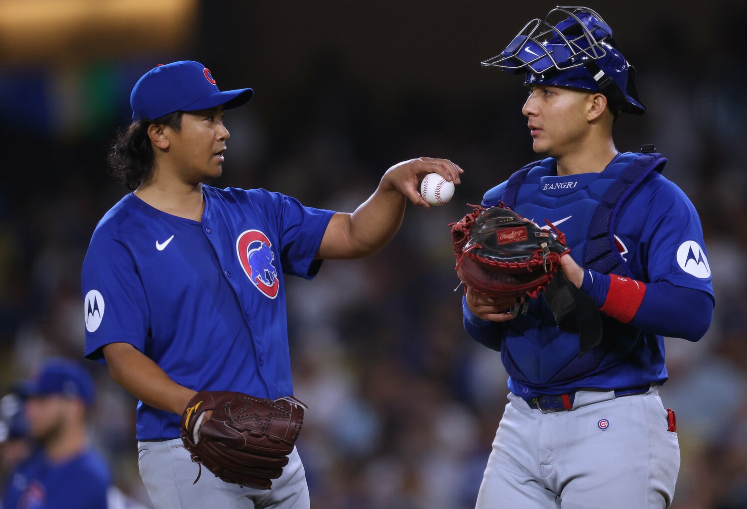 捕手のミゲル・アマヤとコミュニケーションをとる今永　©Getty Images