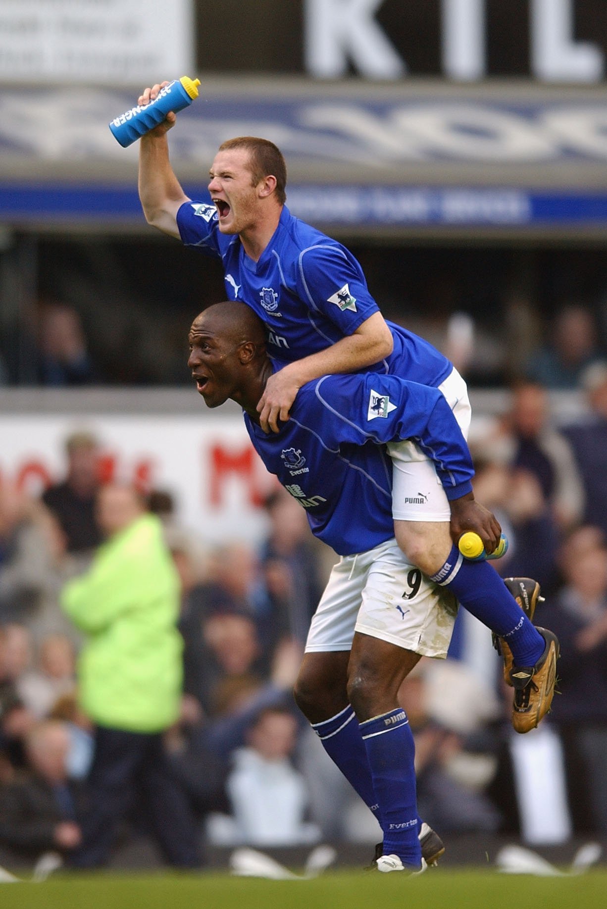 16歳でアーセナル相手にプレミア初ゴールを挙げたルーニー。キャンベルからおんぶの祝福　©︎Getty Images