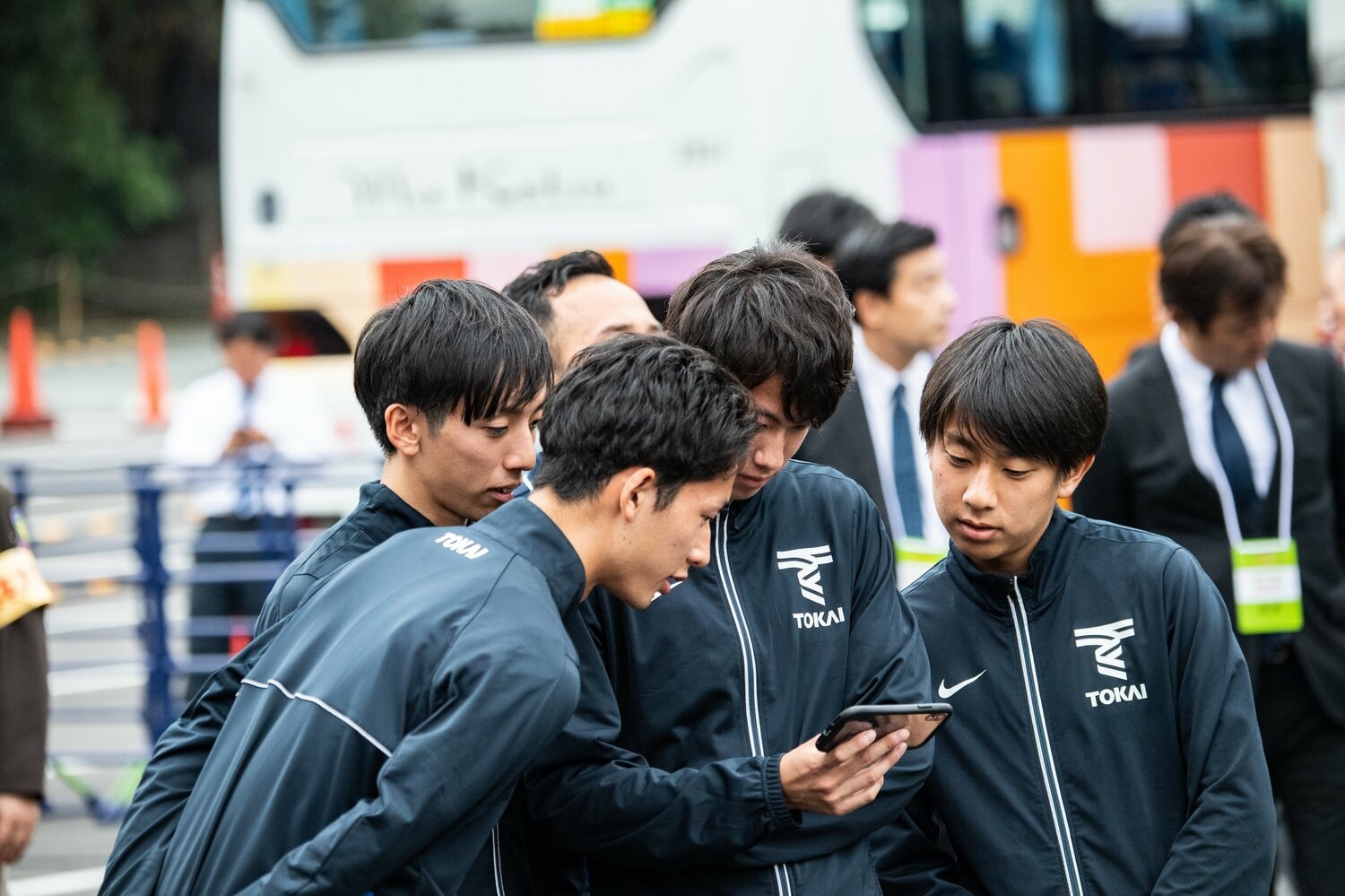 全日本大学駅伝、仲間の走りを見守る小松ら東海大の選手たち　©Nanae Suzuki