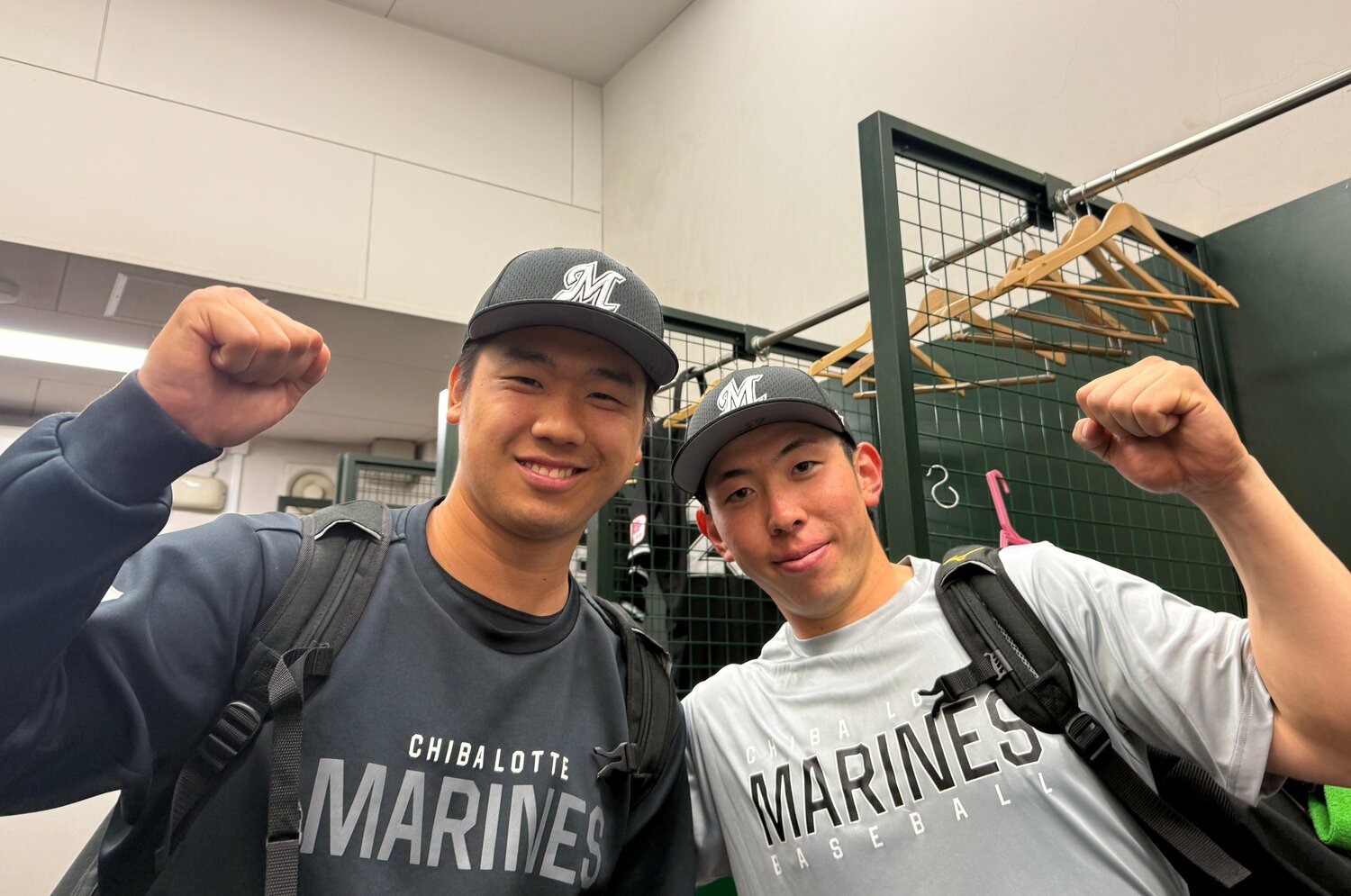 試合後、喜び合う二人　©︎Chiba Lotte Marines