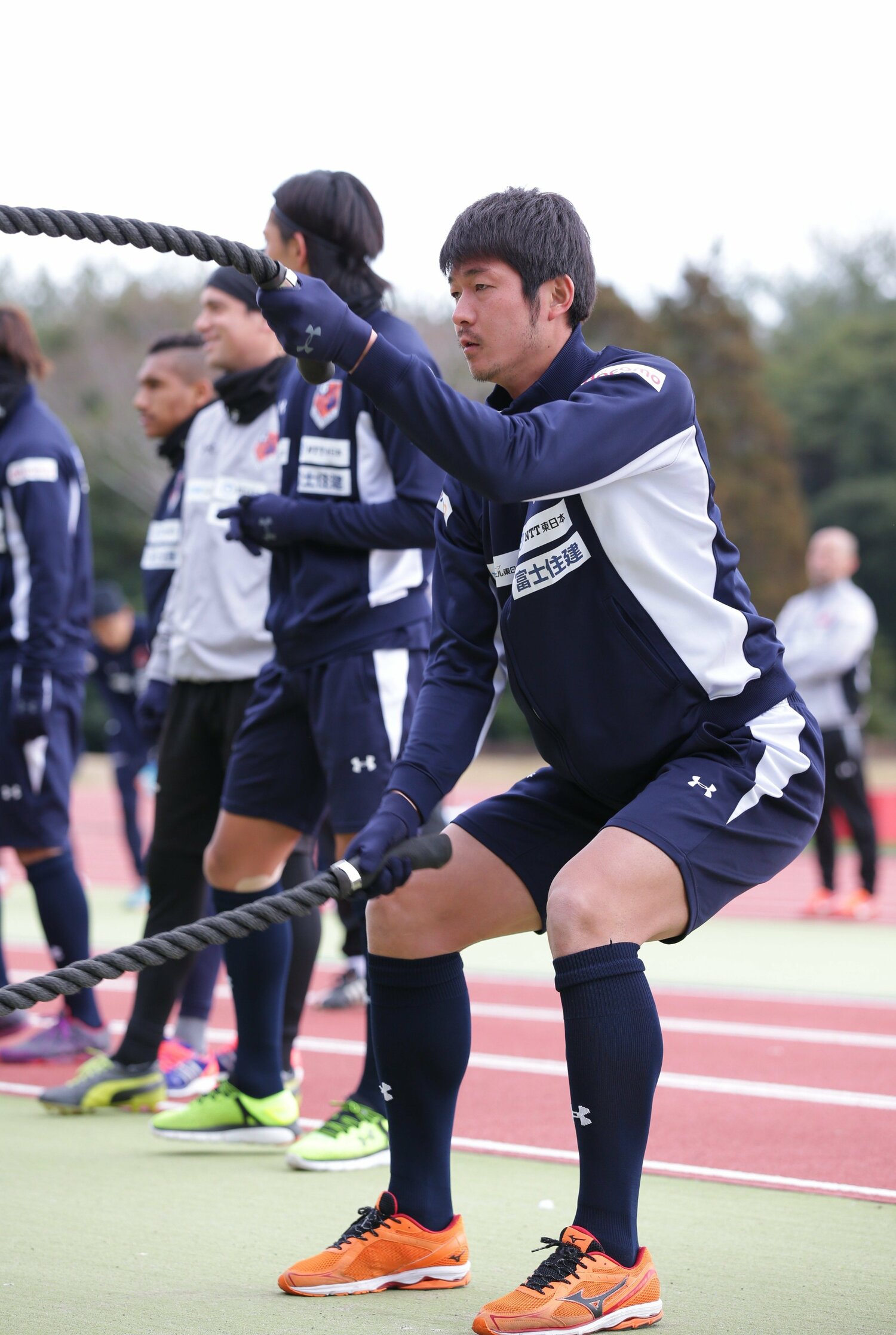 フィジカルトレーニングで汗を流す大宮時代の横山さん。後方には菊地さんの姿も（2016年）©︎J.LEAGUE