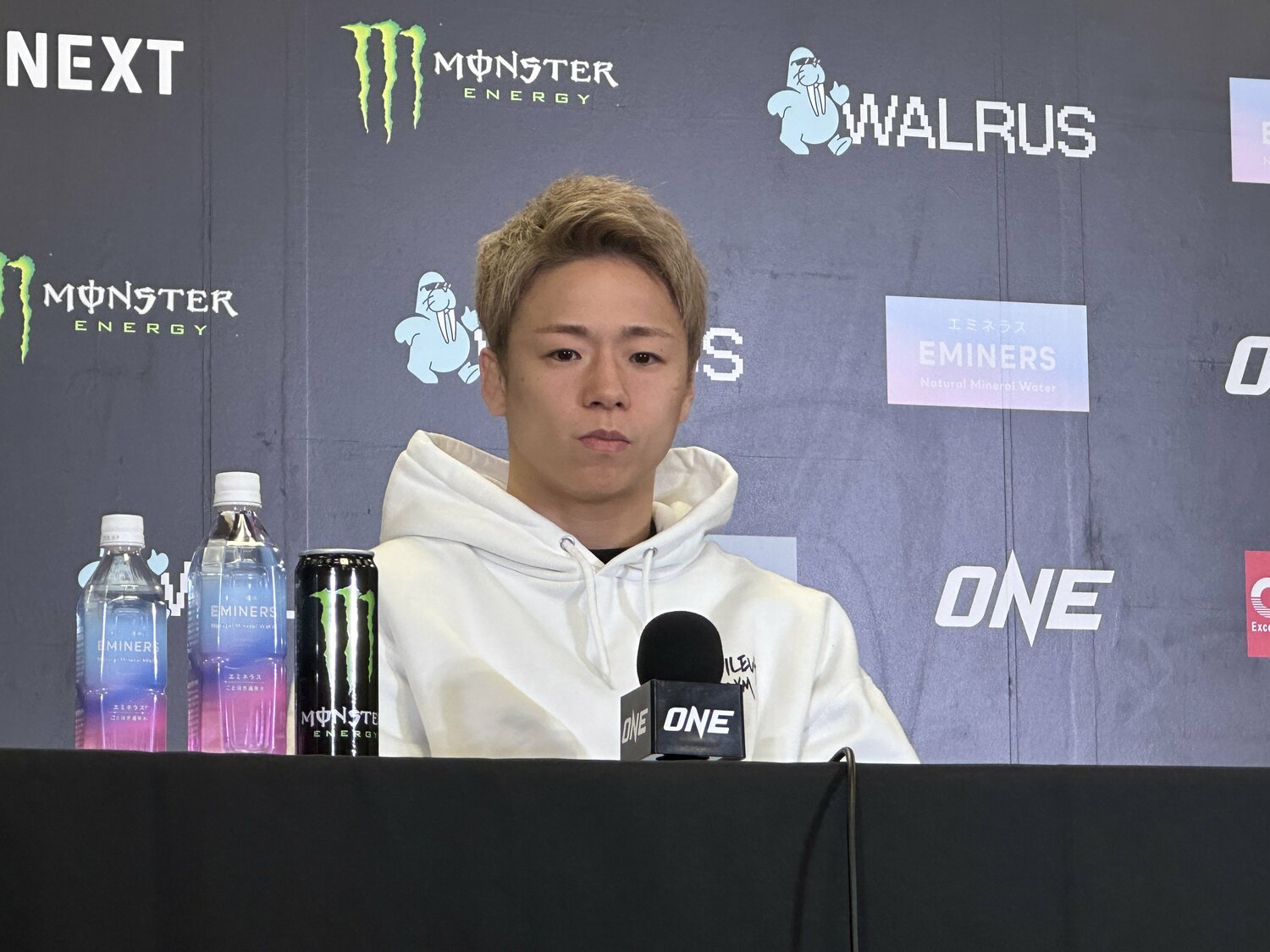 大会終了後、単独で取材陣の質問に答えた武尊　©Norihiro Hashimoto