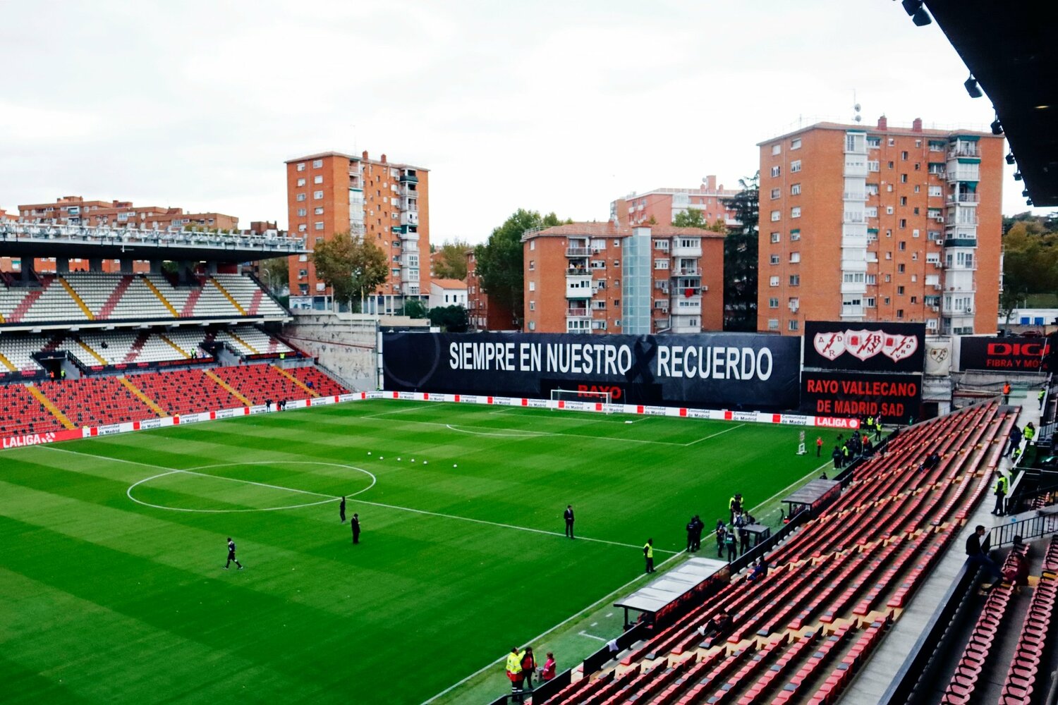ラージョの本拠地は独特な形状をしており、ゴール裏には住宅が……