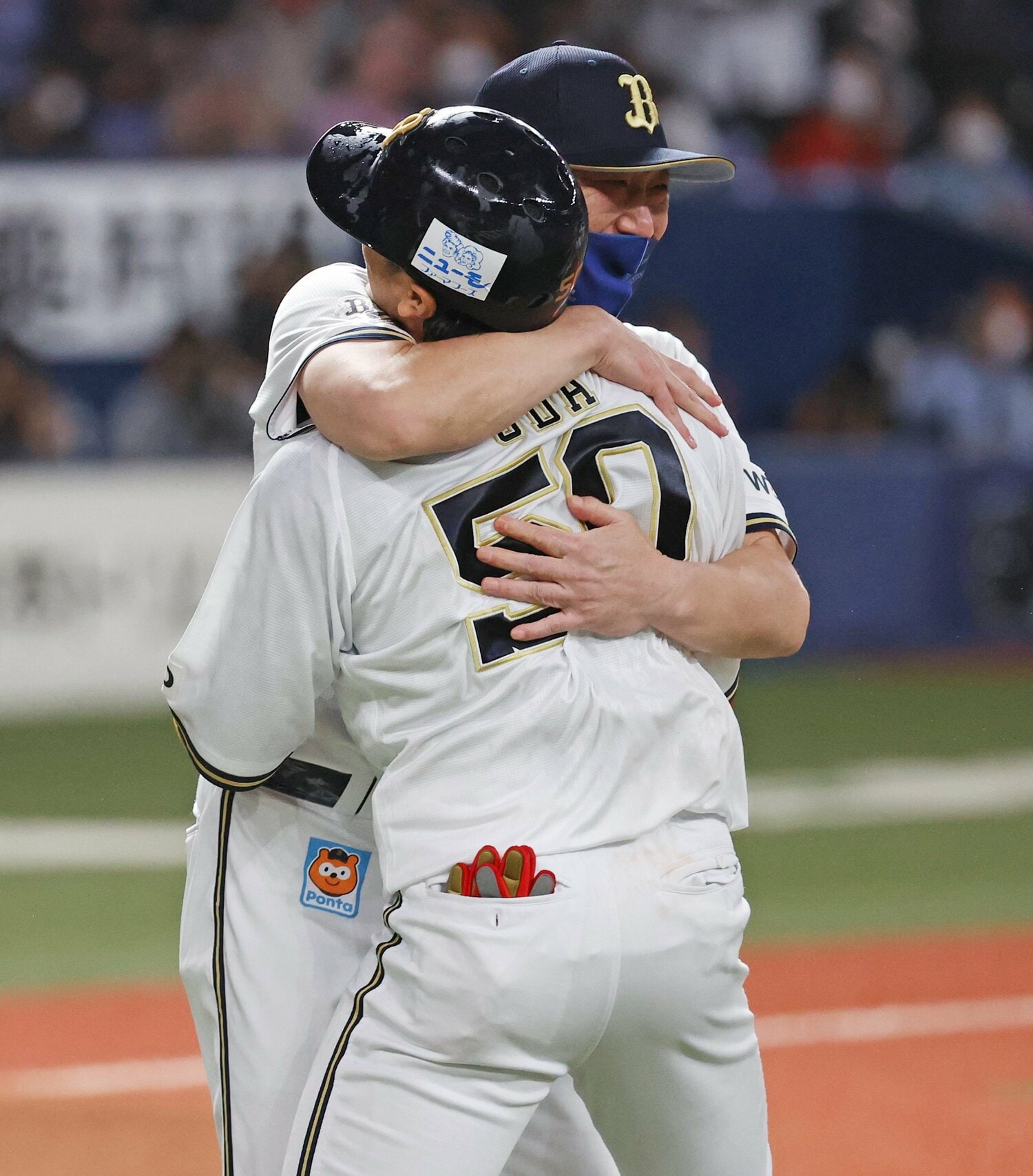 サヨナラの一打を決めて中嶋監督と抱き合う小田　©︎JIJI PRESS