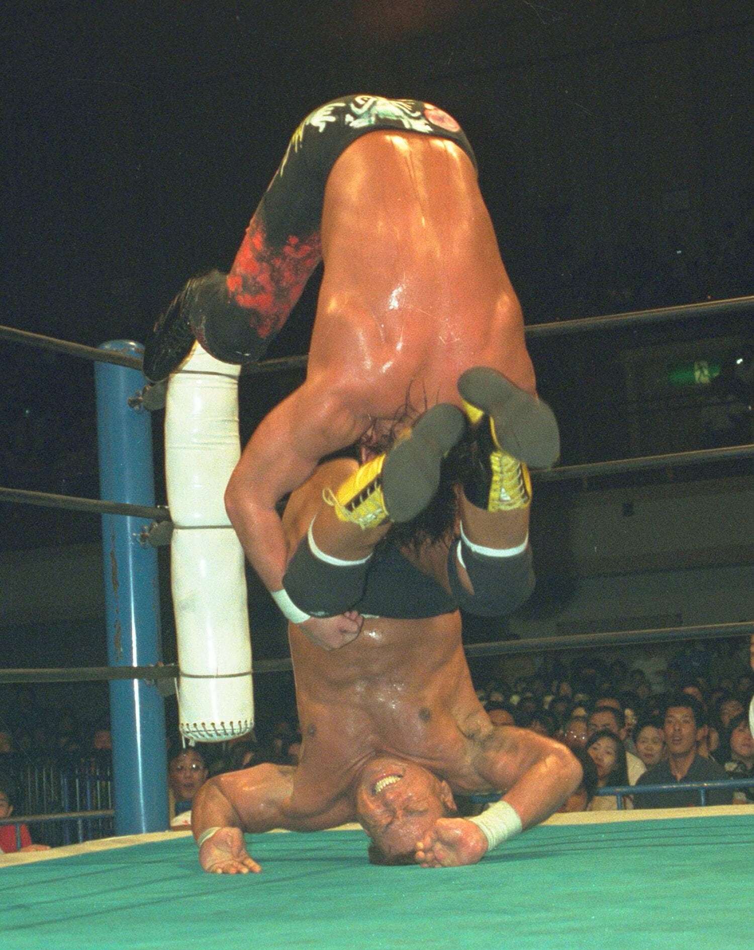 天龍が武藤に仕掛けた雪崩式フランケンシュタイナー　©︎東京スポーツ新聞社